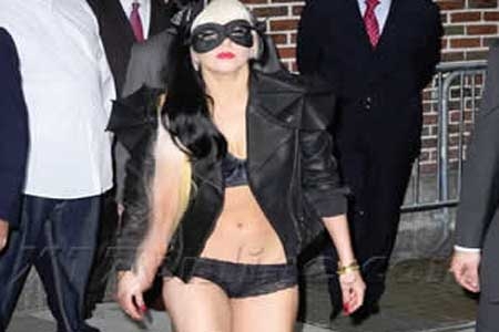 Lady Gaga va a TV en ropa interior