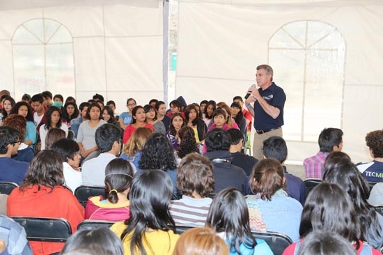 Tony Gali hace campaña en universidades, anuncia becas y bolsa de trabajo para jóvenes