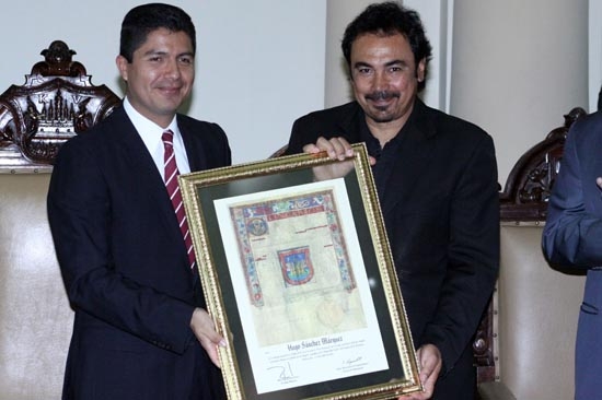 Hugo Sánchez  recibe Cédula Real de Puebla