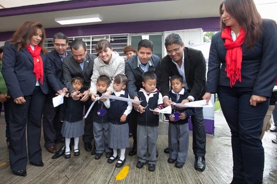 Eduardo Rivera entregó aulas de medios en escuelas de la capital poblana
