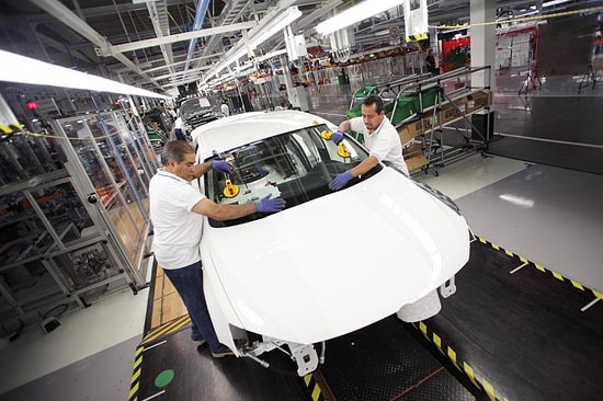 VW anuncia paro técnico parcial en su planta de Puebla