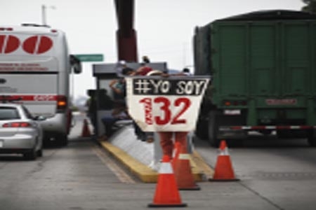 Activistas de #YoSoy132 toman casetas del estado de Veracruz