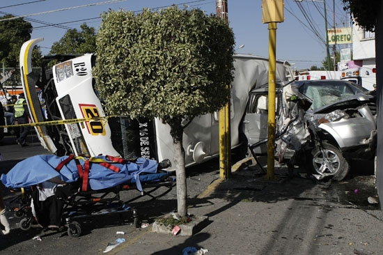 Un muerto y 21 lesionados dejó accidente entre microbús y camioneta en El Carmen