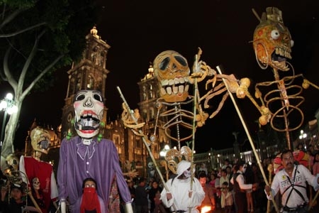 Colectivo Tamalista 2011 y su desfile de calaveras de papel maché