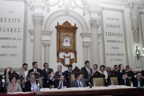 Regidores y la secretaria general del ayuntamiento de Puebla también chapulinean