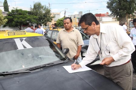 Secretaría del Transporte realizó revista vehicular a unidades del Consejo Taxista