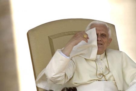 Benedicto XVI usa marcapasos, revela El Vaticano