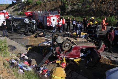 Tres muertos y dos heridos, saldo de aparatoso choque en la autopista Siglo XXI