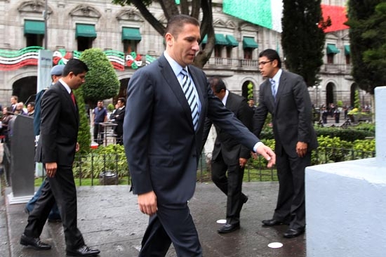 Frío saludo entre RMV y Rivera en izamiento de bandera