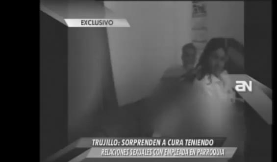 Sacerdote es grabado en encuentro sexual