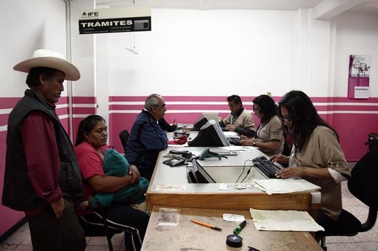 Bancos y gobierno no aceptarán credenciales vencidas del IFE en el 2011