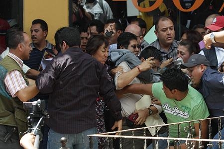 SME, Sutcobp y afectados por lluvias increpan a Moreno Valle en Huauchinango