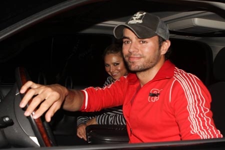 Enrique Iglesias niega estar en bancarrota
