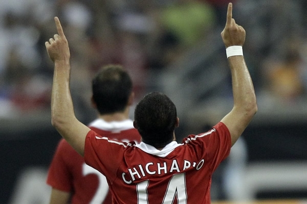 Chicharito debuta y mete un golazo con el MU