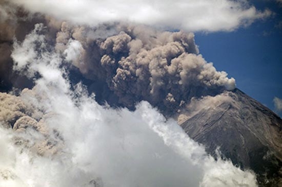 Volcán de Fuego hace erupción en Guatemala; evacúan a 33 mil