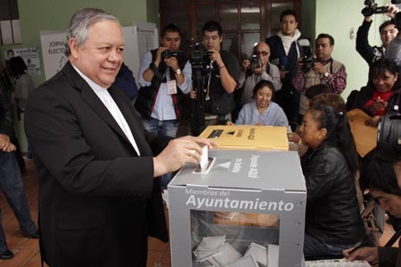 Elecciones Puebla 2013: muy temprano votan candidatos, líderes partidistas y religiosos