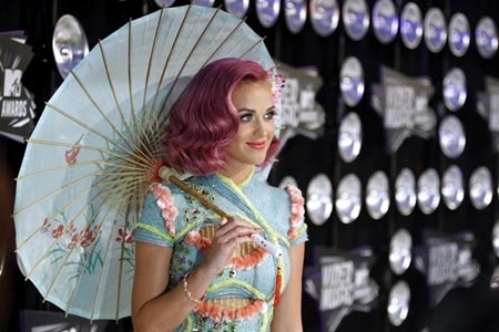 Katy Perry estrena sexy look