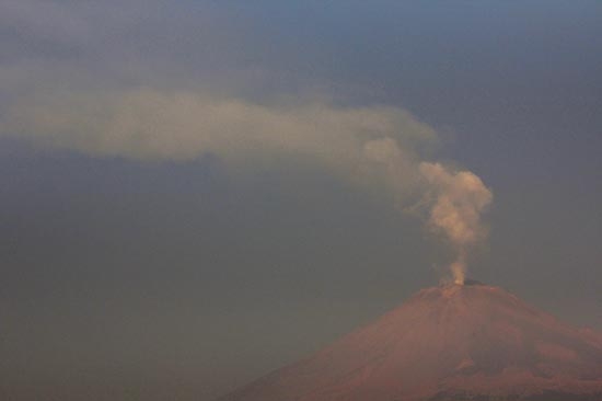 Popocatépetl tendrá explosiones esporádicas, advierte el Cenapred