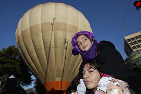 Niños de Puebla lanzaron globo aerostático con cartas a los Reyes Magos