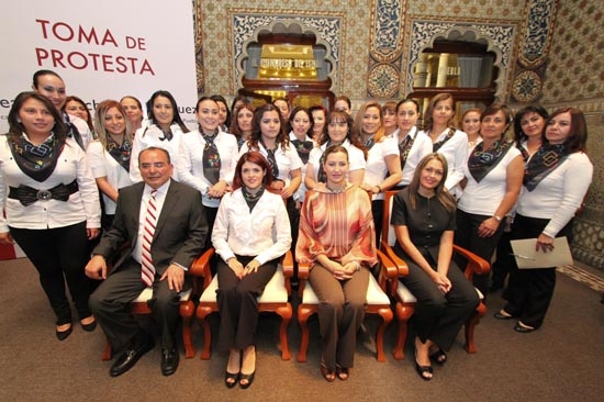 Martha Erika Alonso tomó protesta al Voluntariado del Congreso del Estado