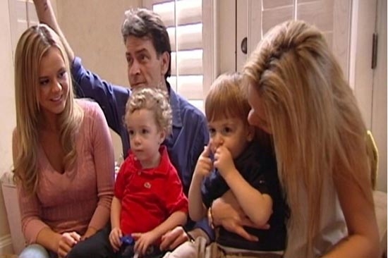 Charlie Sheen vive con sus dos novias