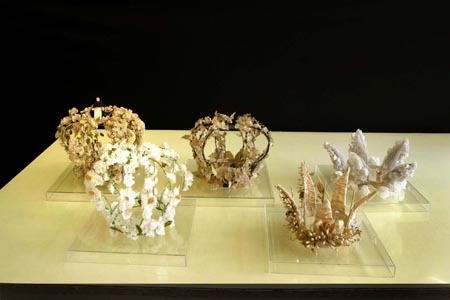 Exponen coronas de monjas del siglo XIX en el Museo de Santa Mónica