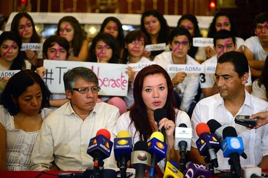 Maestra acusada de narco explica el intercambio de maletas