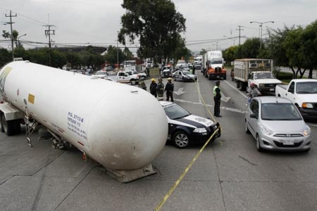 Pipa de gas averiada provocó alarma en el Parque Industrial 2000