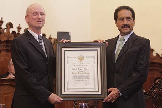 BUAP otorga Doctorado Honoris Causa al politólogo alemán Dieter Nohlen