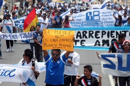La Franja, aficionados se manifiestan contra Ricardo Henaine