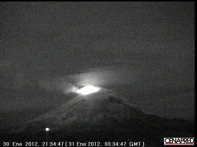 Popocatépetl arroja material incandescente