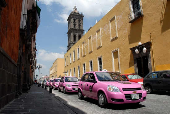 Aunque fracasaron en Puebla; en el DF lanzan taxis rosas