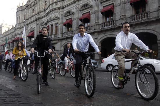 Eduardo Rivera signó convenio de movilidad sustentable para Puebla