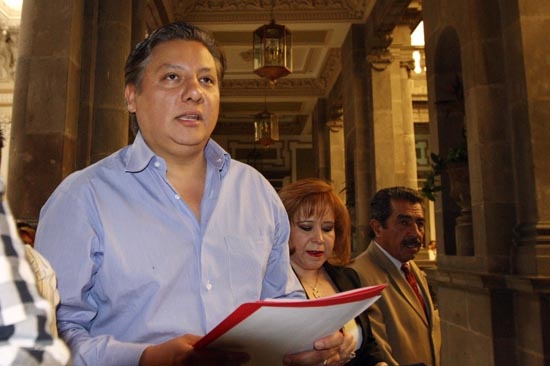 Fernando Morales hizo show en el ayuntamiento de Puebla