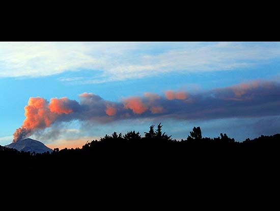 Popocatépetl lanza kilométrica fumarola