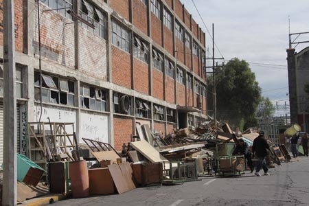 Desalojan la ex fábrica textil Teca en la 19 Norte