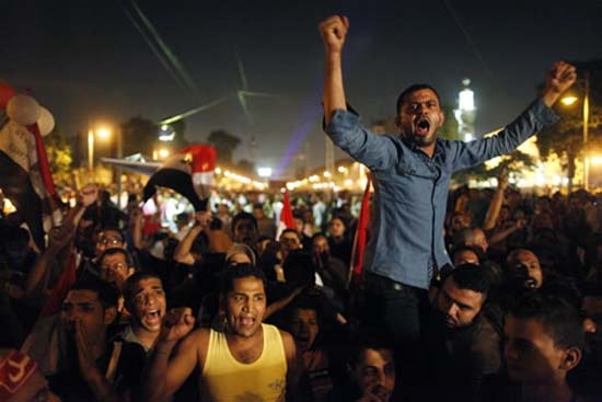 Egipto vive golpe militar; Ejército suspende Constitución