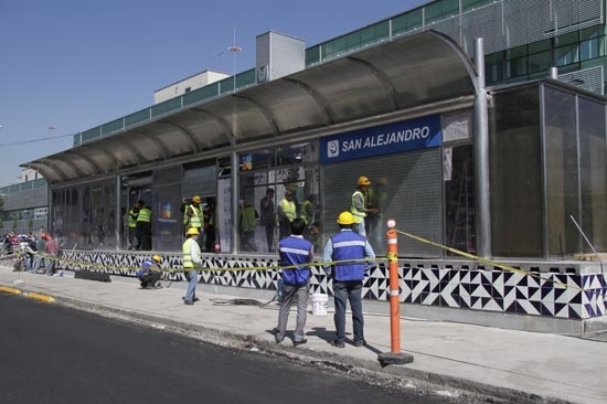 Multa de 80 a 100 días de salario a quien invada carril del metrobús en Puebla
