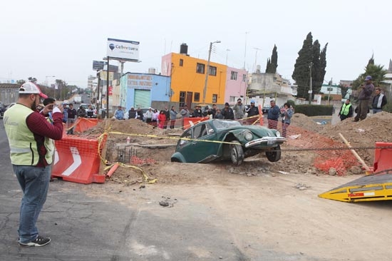 Mujer embarazada salió ilesa al caer su vehículo a una zanja en la colonia La Paz