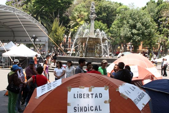 Sindicato de Tecnológico de la Sierra Norte mantiene protesta en el zócalo