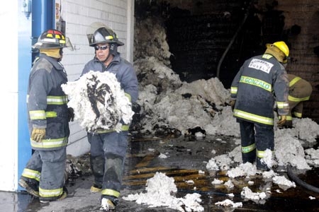 Incendio consumió bodega con pacas de algodón en el Parque Industrial 2000