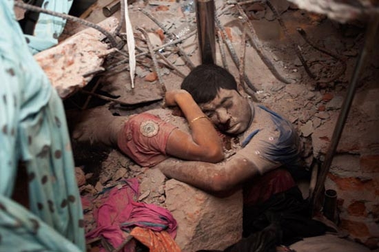 Abrazo final, impactante foto de tragedia en Bangladesh