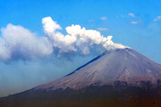 Popocatépetl incrementa su actividad y emite gran fumarola