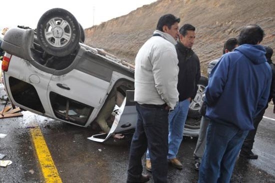 Síndico de Huejotzingo vuelca camioneta en autopista; iba ebrio