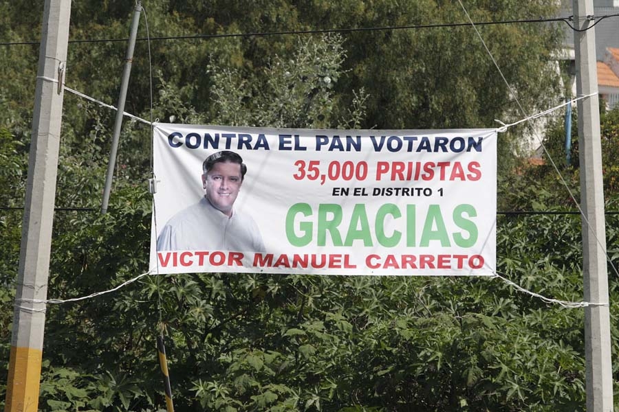 Ex candidato a diputado del PRI reinicia batalla vs el PAN a través de mantas