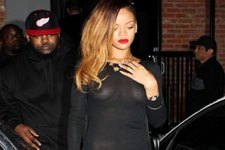 Rihanna se une a la moda de no usar sostén