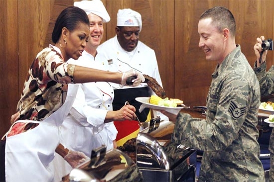 Michelle Obama le sirve a la tropa