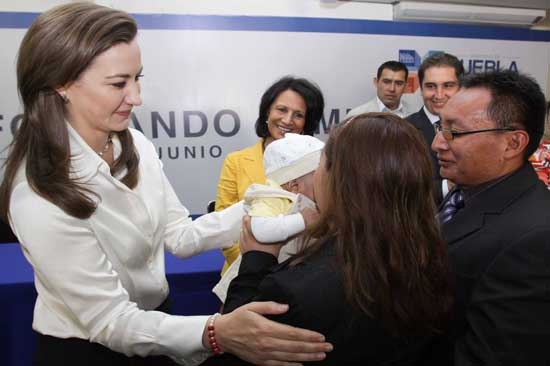 Martha Erika Alonso entregó a 4 menores en adopción