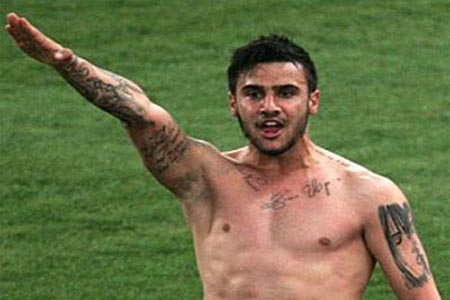 Futbolista griego suspendido de por vida al hacer saludo nazi