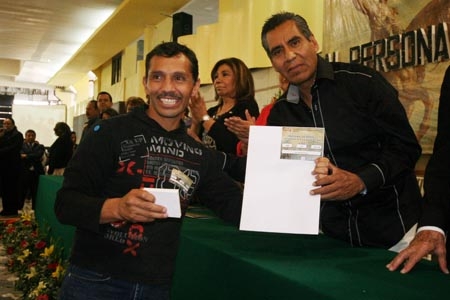 SNTE 51 reconoce al ganador de La Voz México por 20 años como conserje